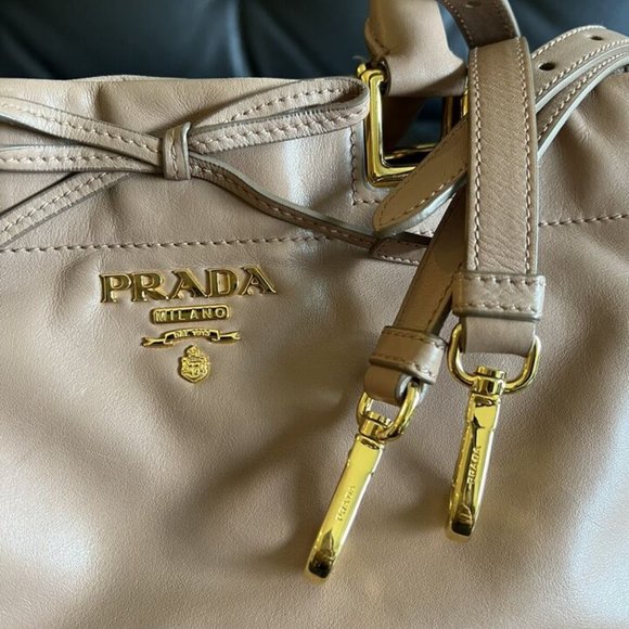 GORGEOUS SOFT LEATHER PRADA 2 WAY BAG - Picture 4 of 16